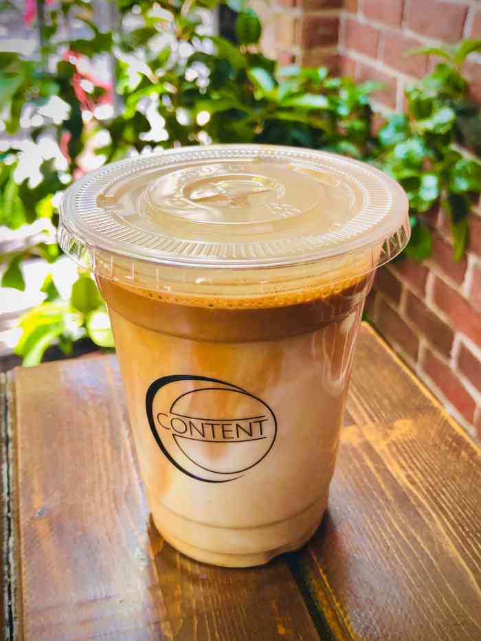 打分    /人 味道一般,环境很雅致!团购了一杯海盐焦糖拿铁.