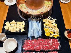 酸菜黑猪肉锅-果松木炭酸菜铜火锅·外婆参鸡汤