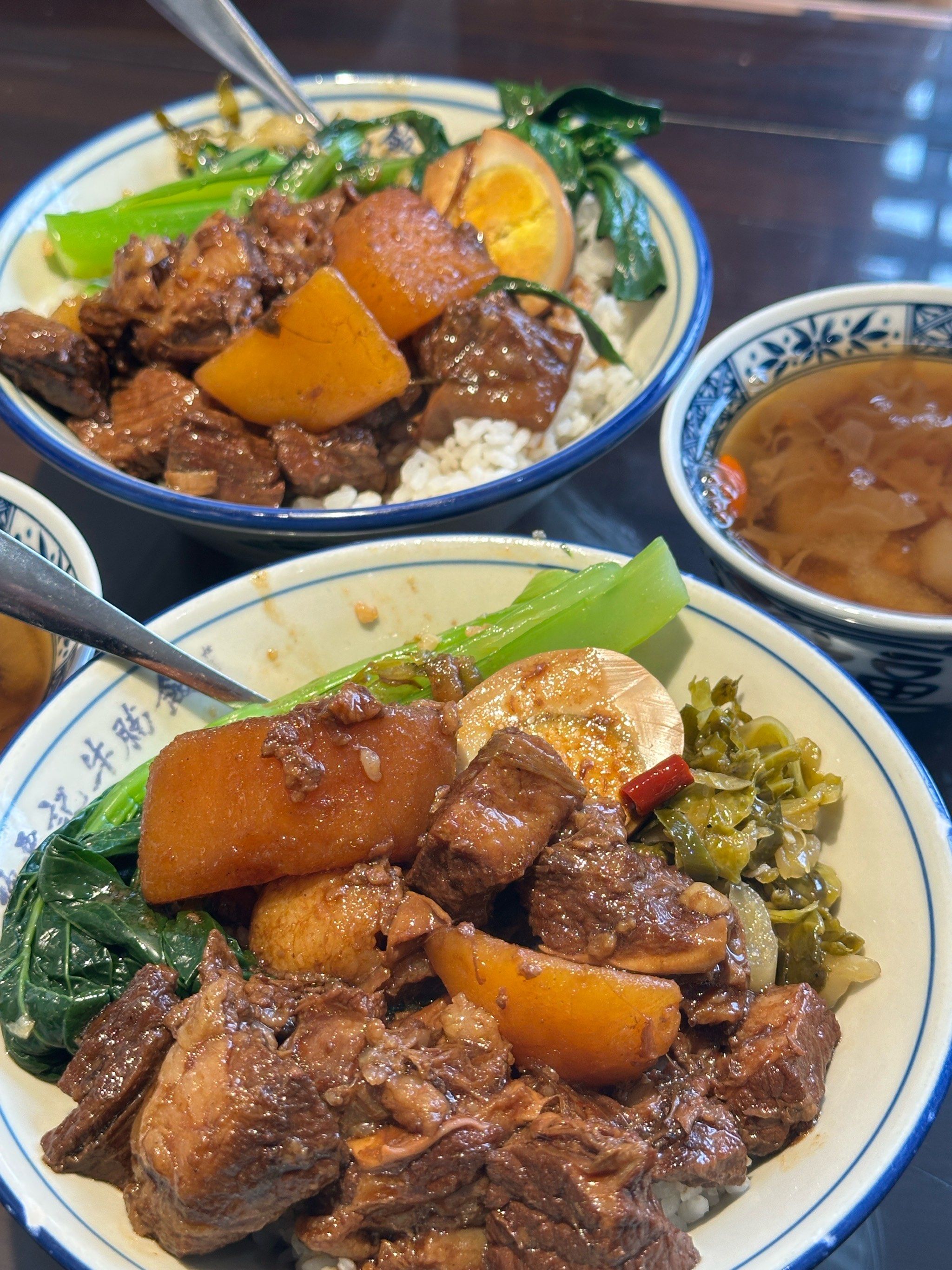 牛腩饭的特色在于牛腩软烂入味汤汁浓郁醇厚再配上香喷喷的米饭