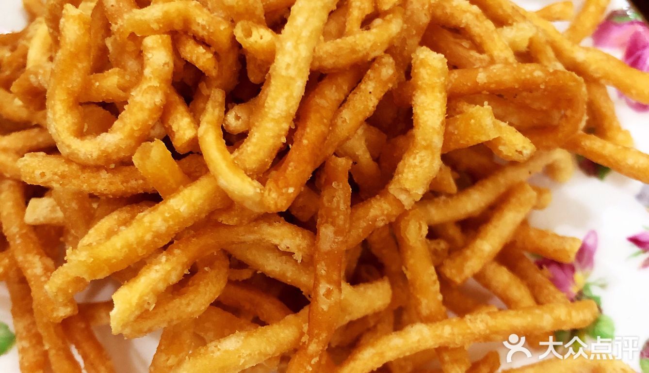 将水叶子面均匀撒在蒸格里