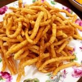 将水叶子面均匀撒在蒸格里