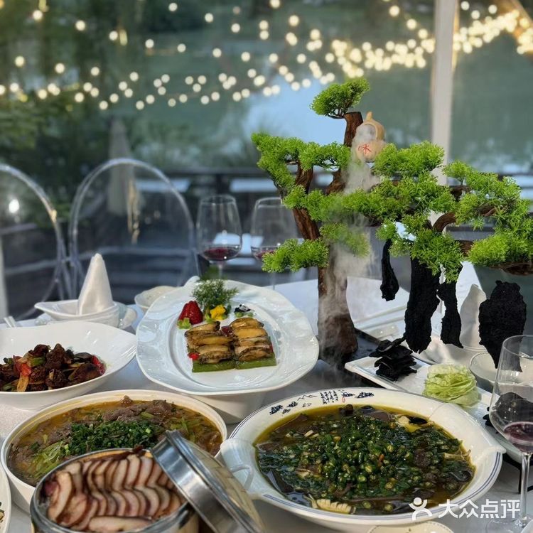 陪妈妈过节选地方吃饭，选了公园的一家花园餐厅