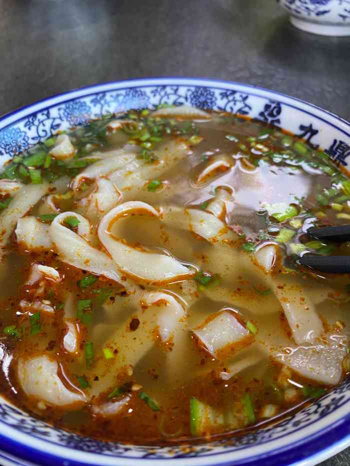 九鼎牛肉面-"酸菜牛肉拉面味道超赞的.早上九点,店里座.