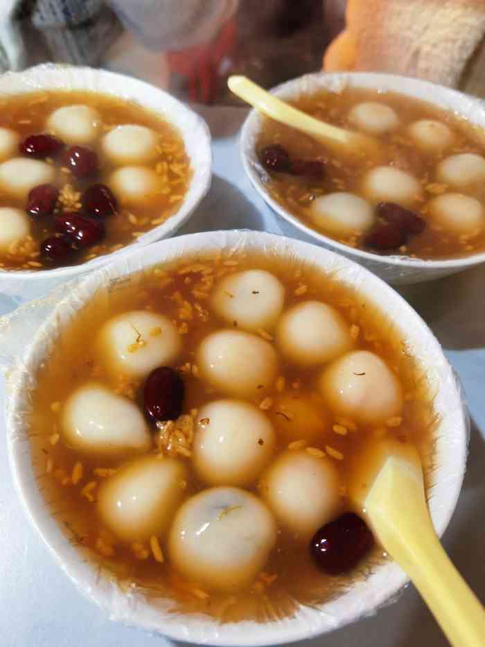 黄记桂花汤圆-"位置很好找,走在路中间就会被老板吆喝进去.