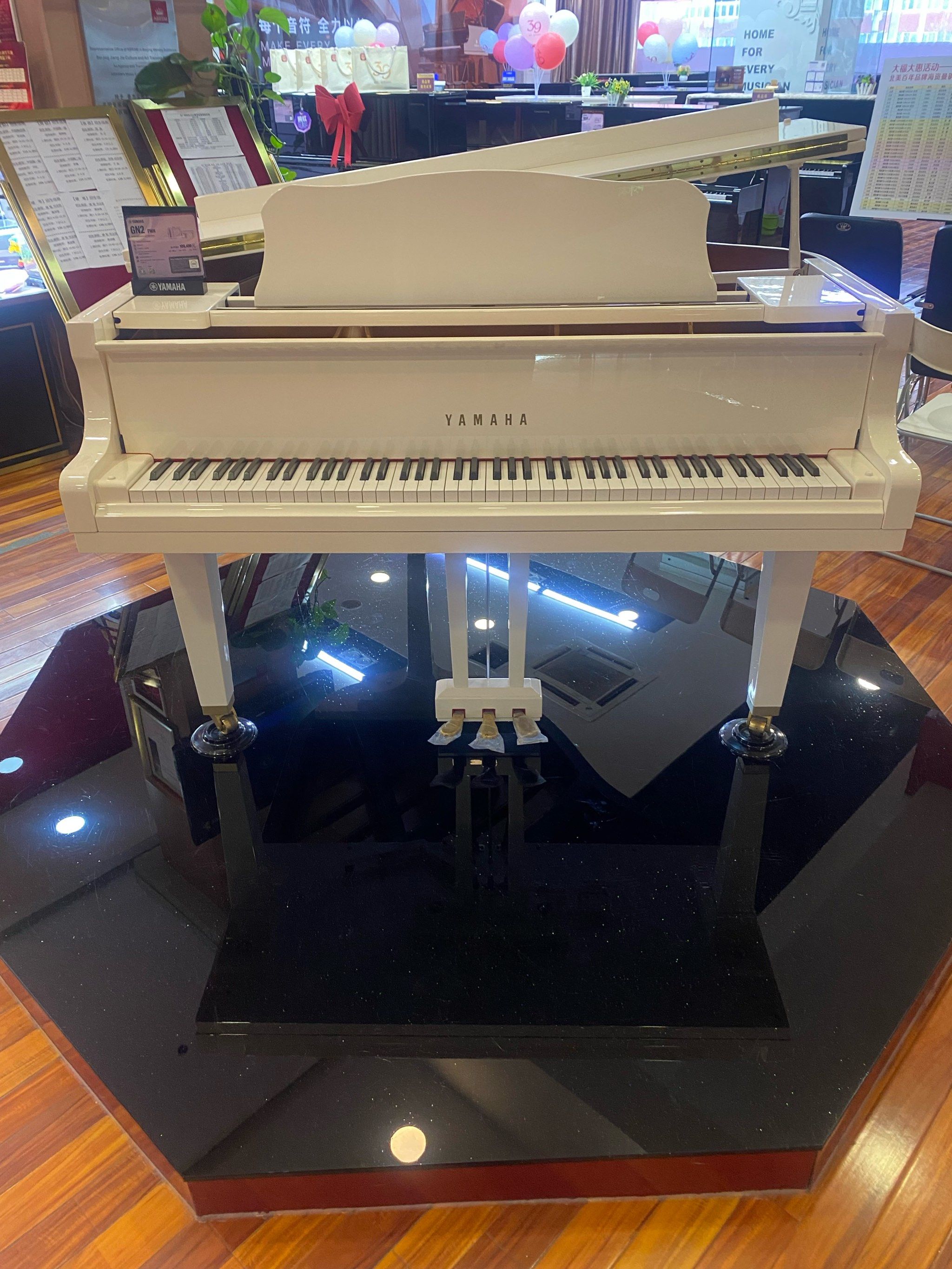 白色的三角钢琴