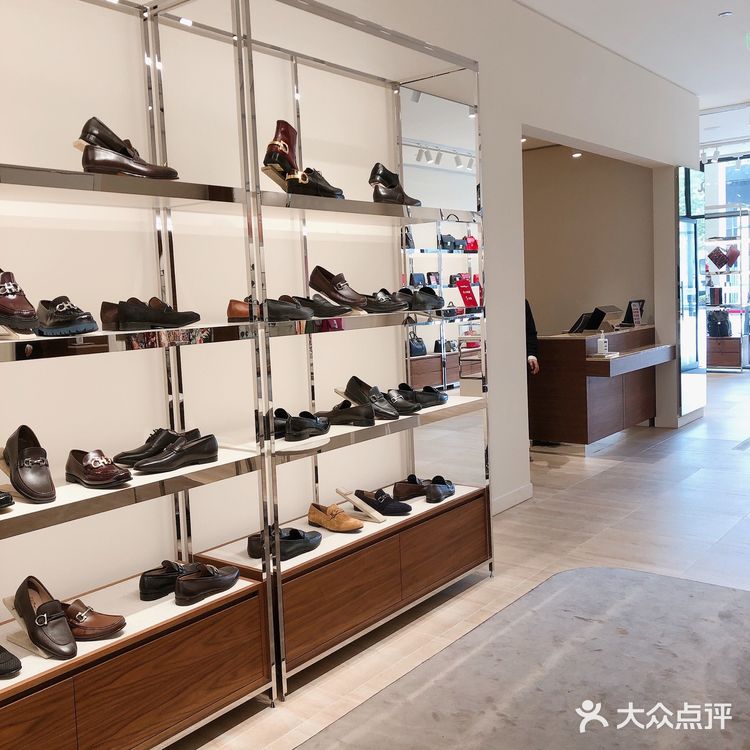 青浦奥特莱斯菲拉格慕五折