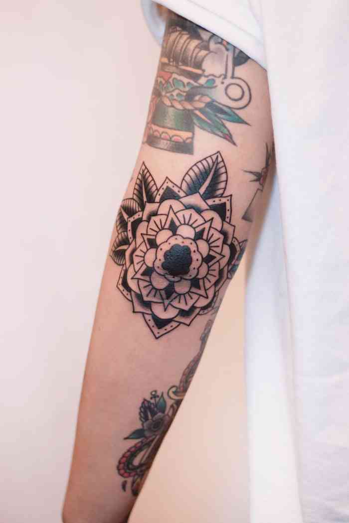 打分 纹身体是个又酷又帅小伙,纹之前跟他沟通了图案设计,细节处理得