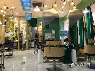 很复古的一家托尼店 ～ 很热情的托尼老师们  ～