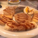 更多吃的是情怀吧。还有屋子里面油烟味道是真的大