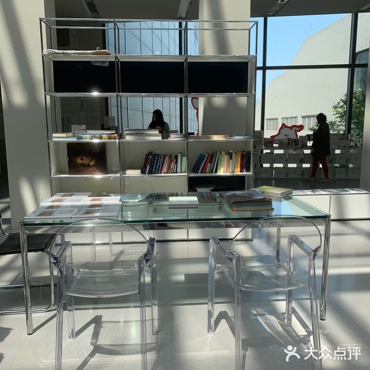 可以好好看看建筑看看展，赏赏花望望江