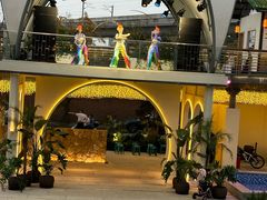 -茅草房·河畔园林火锅