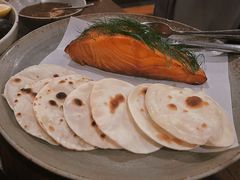 烟熏三文鱼配烤饺子皮和芥末籽酱-BOR Eatery(安福路店)