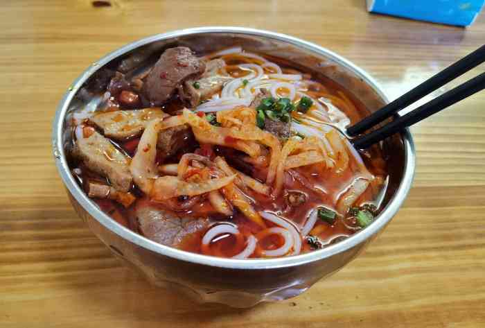 正宗向东街新化特色牛肉粉馆(一中店)-"很小的一家店,晚9点左右到达!