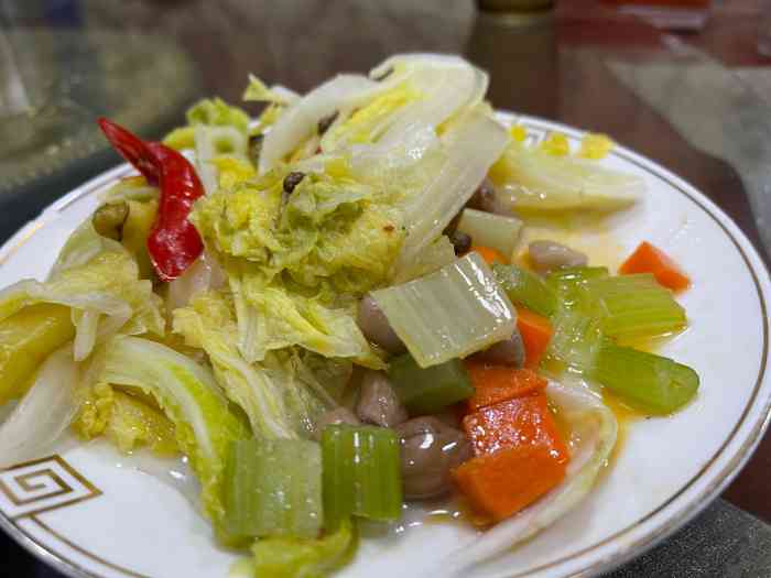 石壁面片手抓苑"到茫崖花土沟,下飞机后第一餐,当地的朋友.