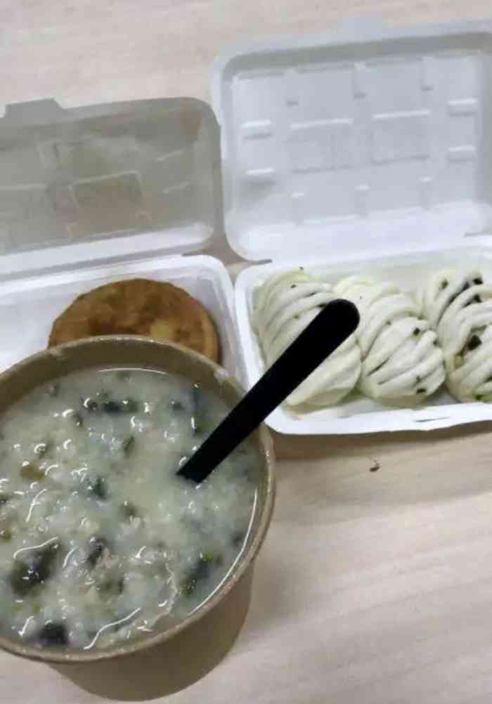 打分    /人 皮蛋瘦肉粥不错.牛肉饼很赞.就在瑷颐湾北门.