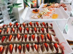 鹅肝饼干配草莓酱-亚洲国际大酒店·云顶阁旋转自助餐厅