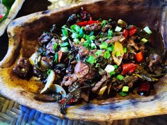 基诺茶叶炒牛肉-基诺山寨.版纳民族特色菜
