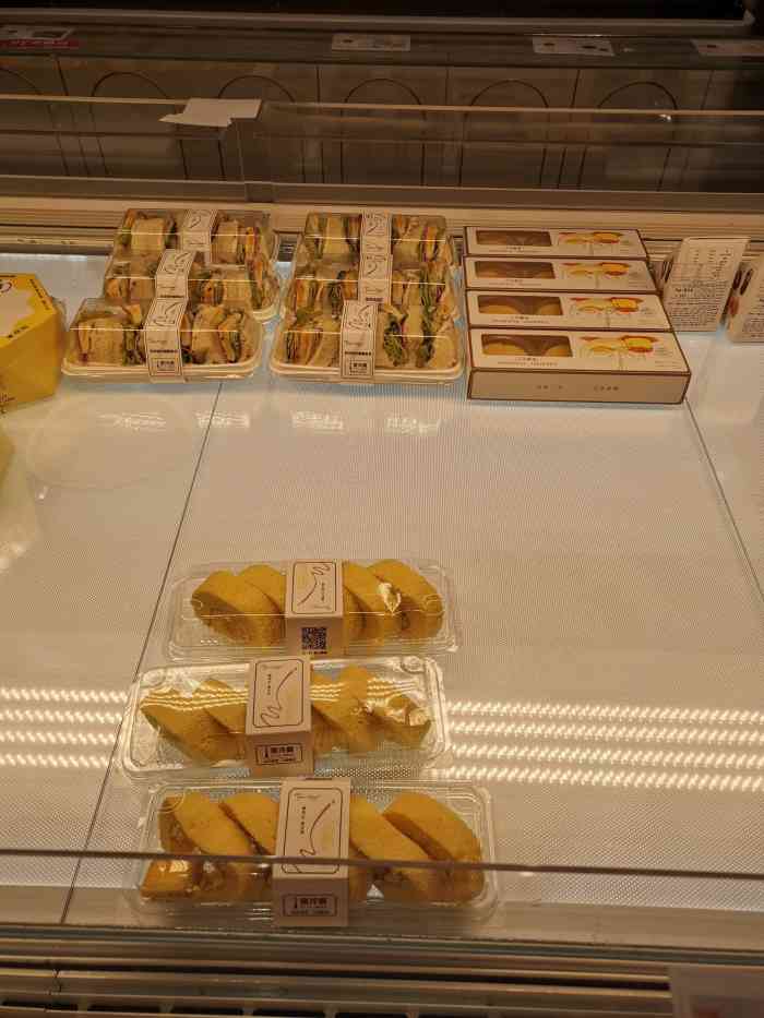 卡玛王子蛋糕(沙井京基百纳广场店)-"这家蛋糕店环境很好,非常干净