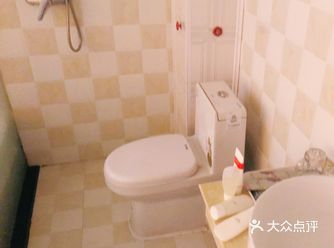 开车来到这边以后，有个很大的停车场。老板客气