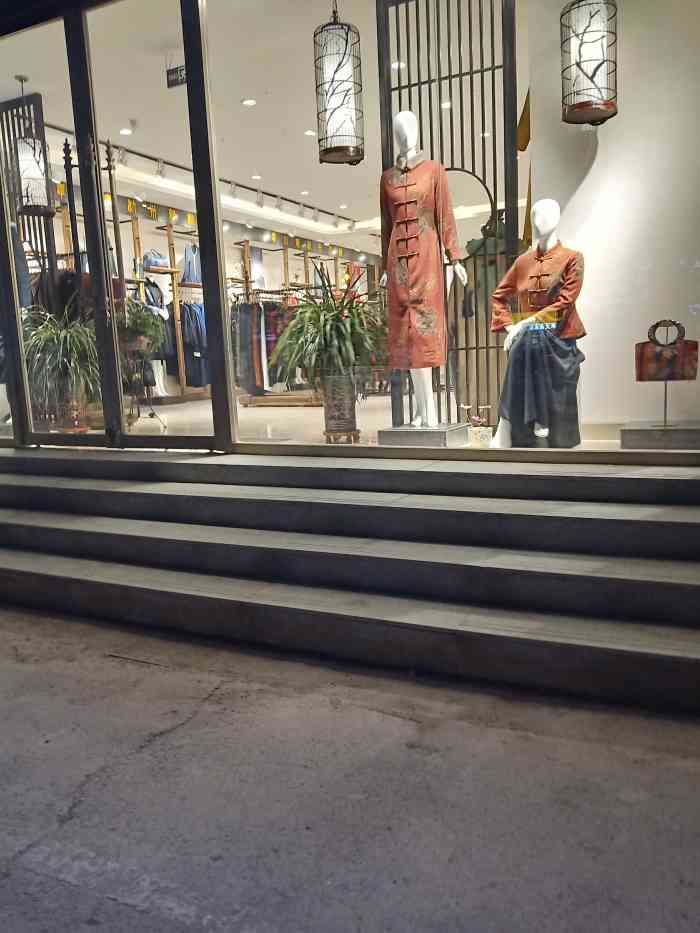 韦小宝丝绸-"韦小宝丝绸具体位置在体育路上,这里交通发.