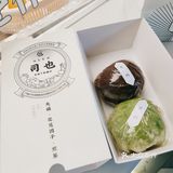 抹茶味的内馅，里面还夹着甜糯可口的红豆，浓郁香甜