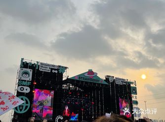 傍晚雨过天晴时的音乐节