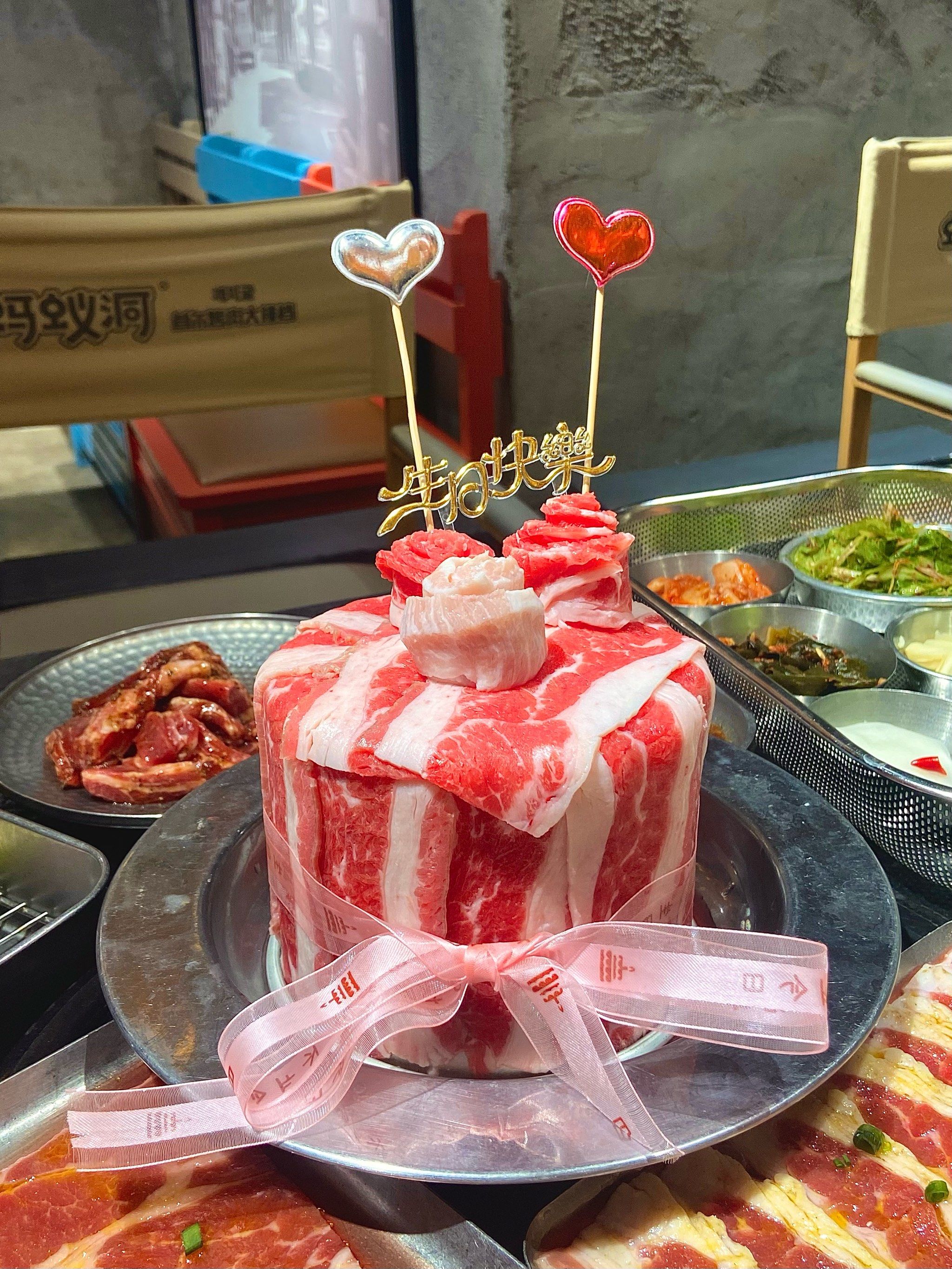 肥牛来做的玫瑰花蛋糕造型还挺有创意的
小哥哥小姐姐会在旁边唱