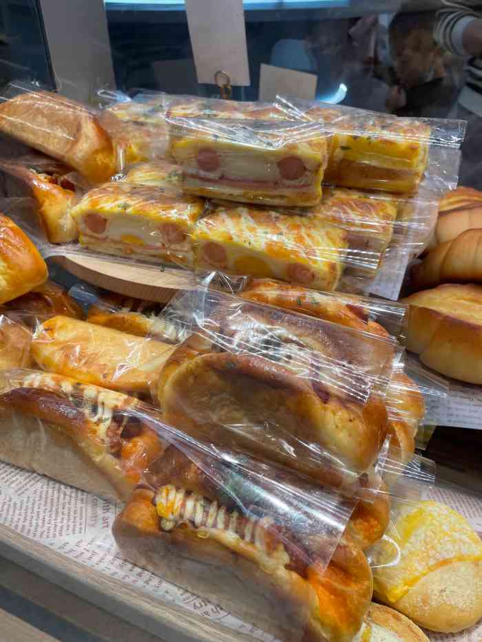 皇家美孚店铺很大面包和各种西点真的很多现烤的巧克力奥利奥马上拿一