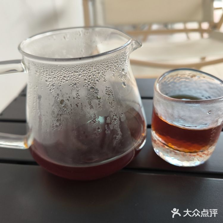 着实没料到小学侧门口的玻璃房子里是家咖啡店