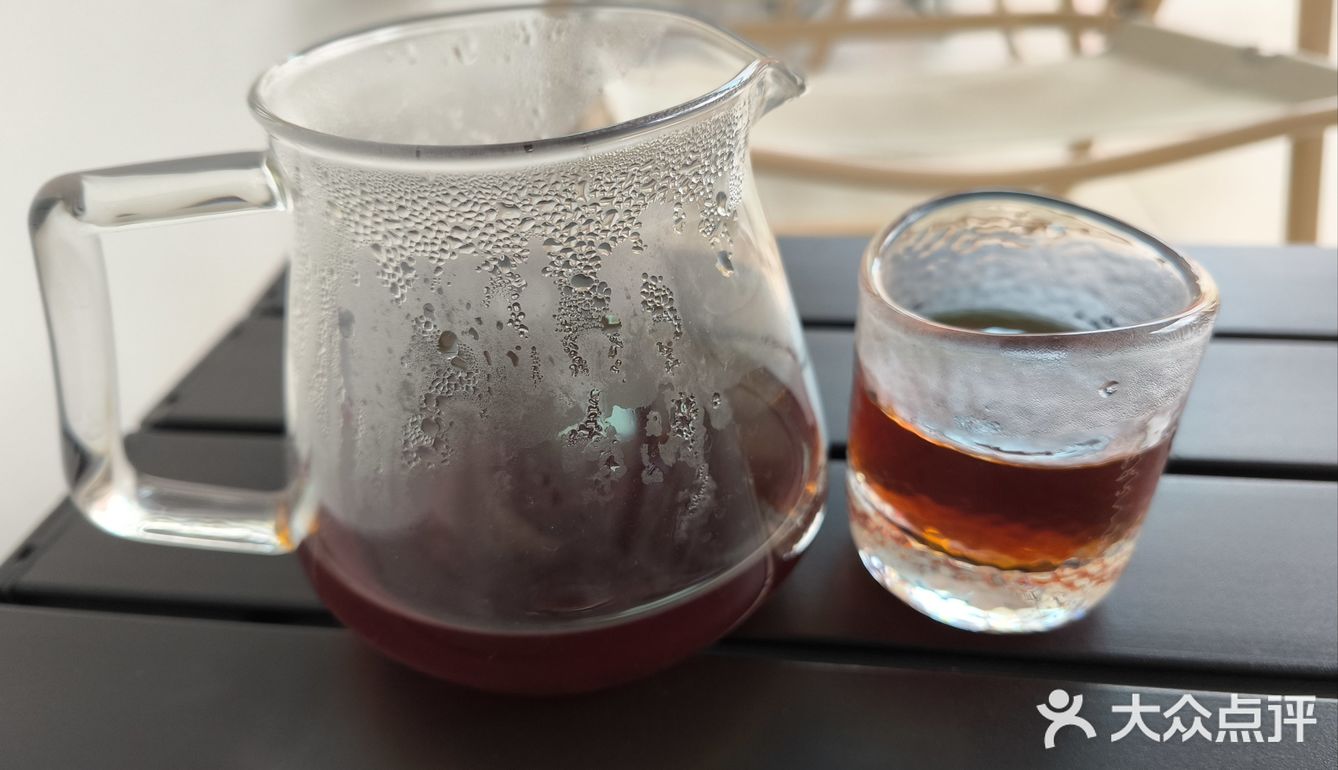 着实没料到小学侧门口的玻璃房子里是家咖啡店