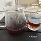 着实没料到小学侧门口的玻璃房子里是家咖啡店