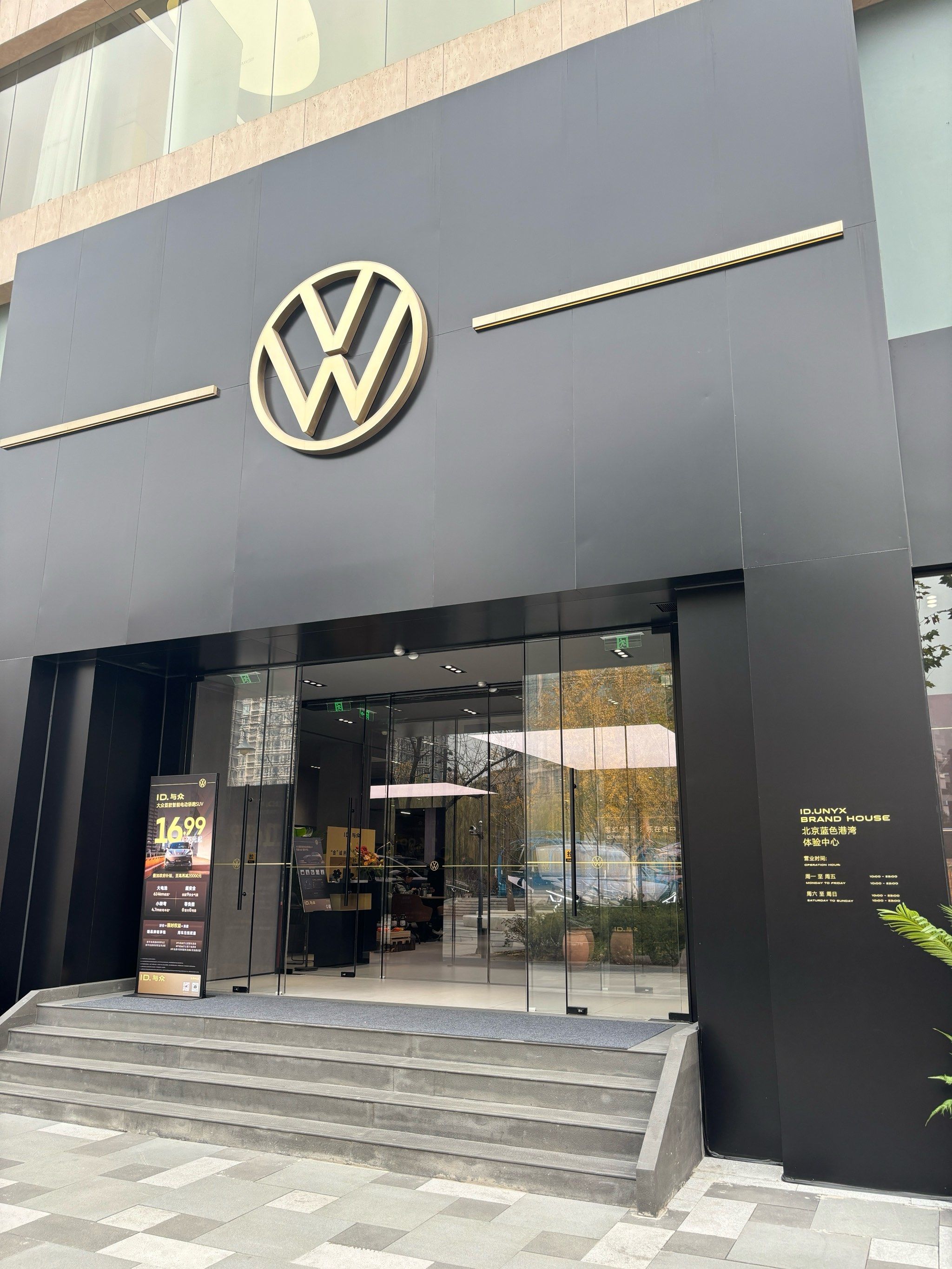 这家汽车店宛如一座汽车的梦幻殿堂!店内空