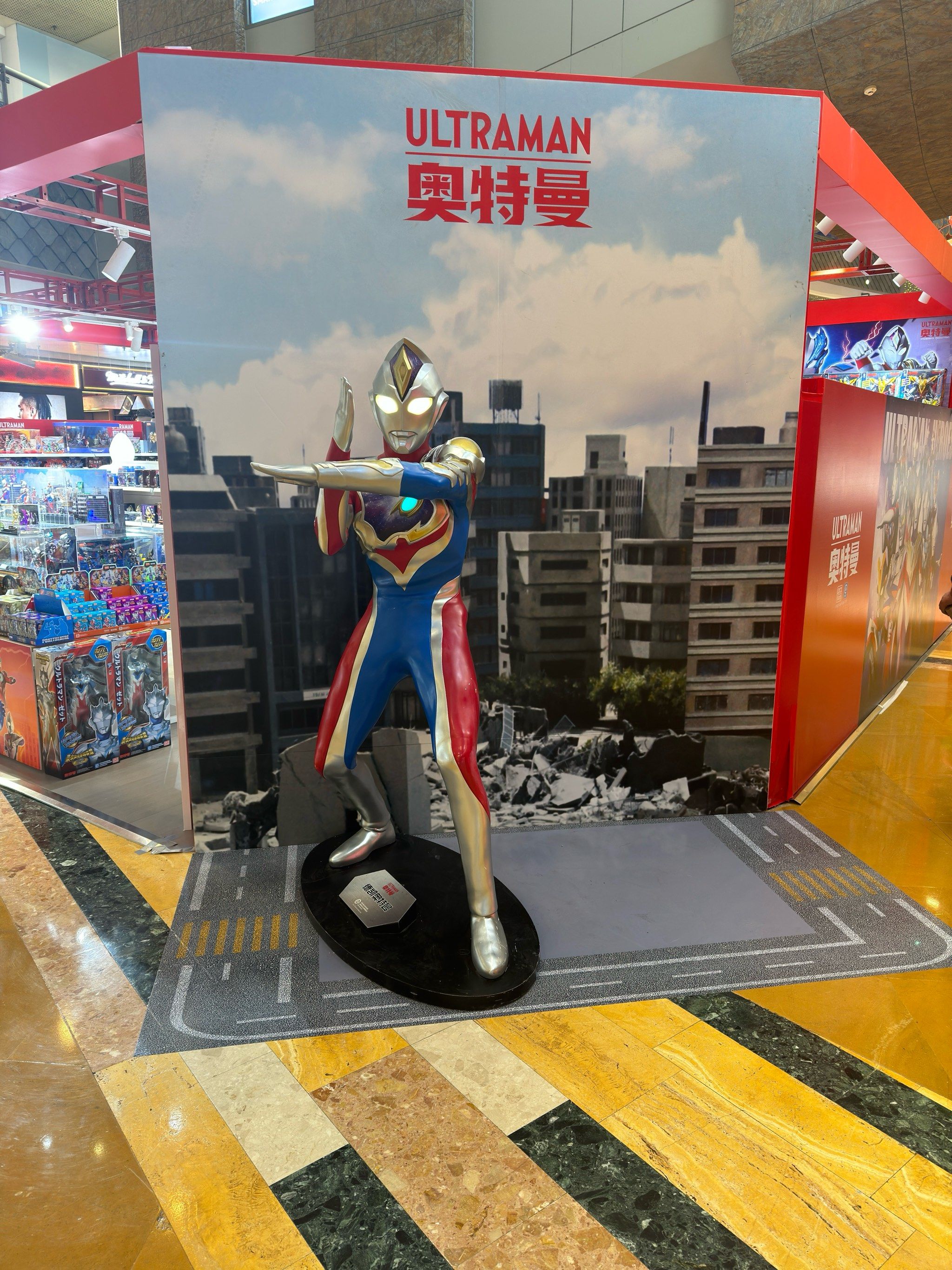 正大广场里的奥特曼