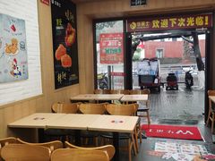 用餐区-华莱士炸鸡汉堡(重庆邮电大学店)