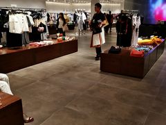 -URBAN REVIVO(高德置地广场·春广场店)