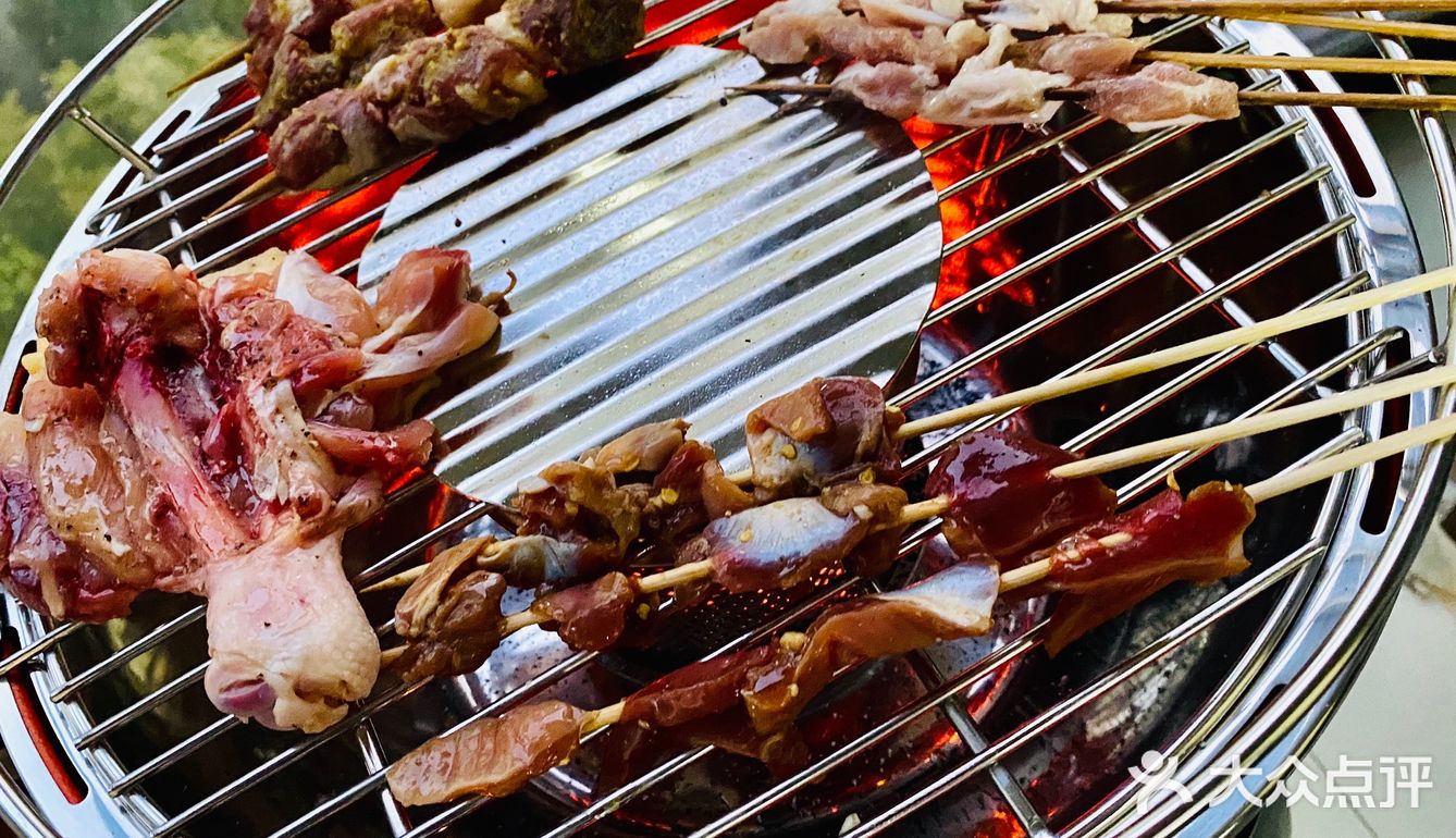 去烧烤店买了点羊肉串，大腰子，羊排，花了300多块钱…