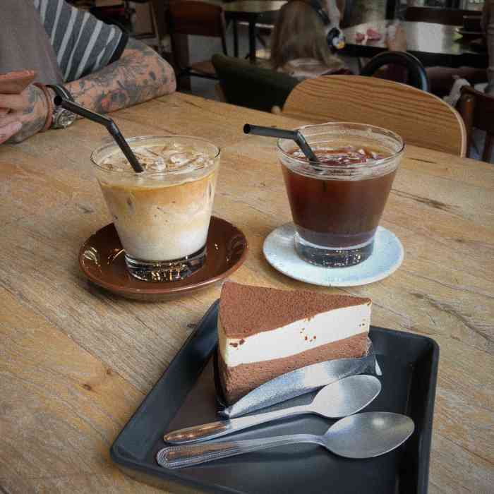 artisan cafe-"环境很好,有室内和室外.泰式咖啡味道不错.