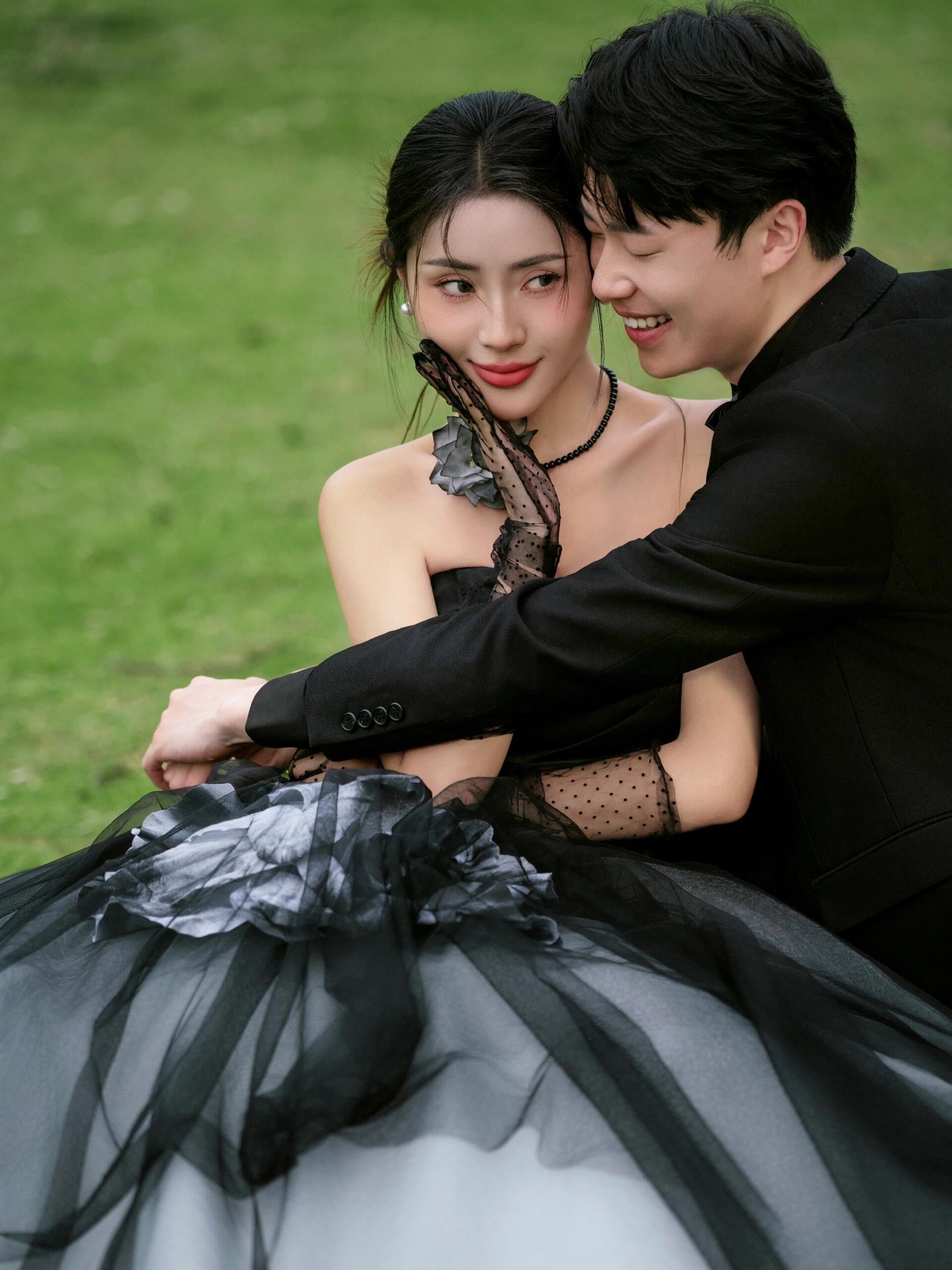 个性婚纱照就是打破常规
黑色抹胸渐变