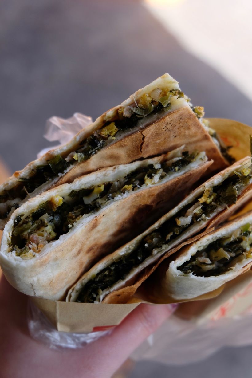 拿到的时候还有点温热的 麦饼的皮吃起来很脆 一