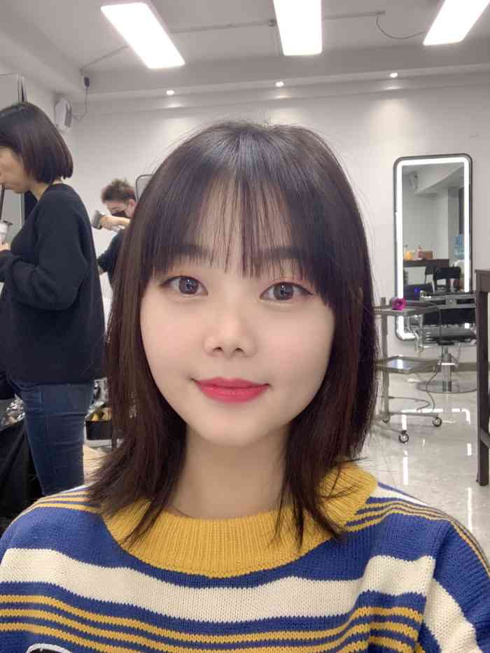 潘老师随即给设计了这个"年轻的刘海",剪完果然很可爱显年轻又不是