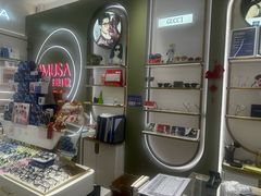 -目上眼镜·蔡司依视路授权(青浦宝龙店)