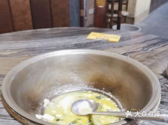 元旦跟家里人来郴州玩，第一顿晚餐到华兰家柴火鱼总店吃饭