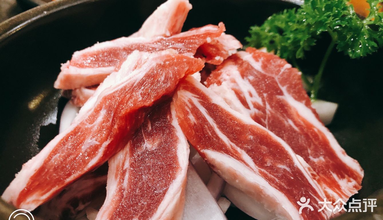 有肉，寿司，大酱汤，石锅拌饭。一定能吃饱吃好