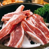 有肉，寿司，大酱汤，石锅拌饭。一定能吃饱吃好