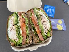 经典牛油果鸡肉三明治-萤火虫咖啡(后海店)