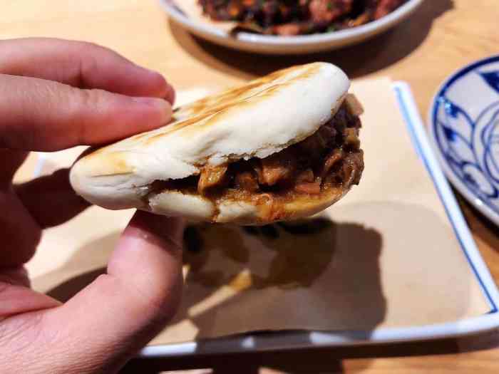 点了个"精品"肉夹馍「一口香」和一个评价很高的「赛烤肉」问服务员