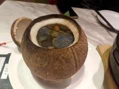 原汁椰子炖乌鸡-汤城小厨•粤菜•靓汤(西直门凯德MALL店)