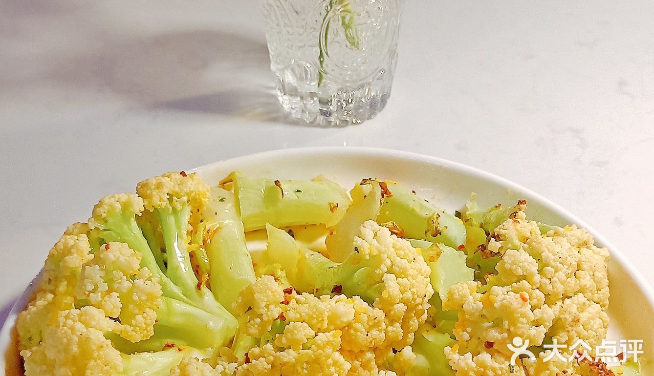 充满艺术感的绿植西餐厅