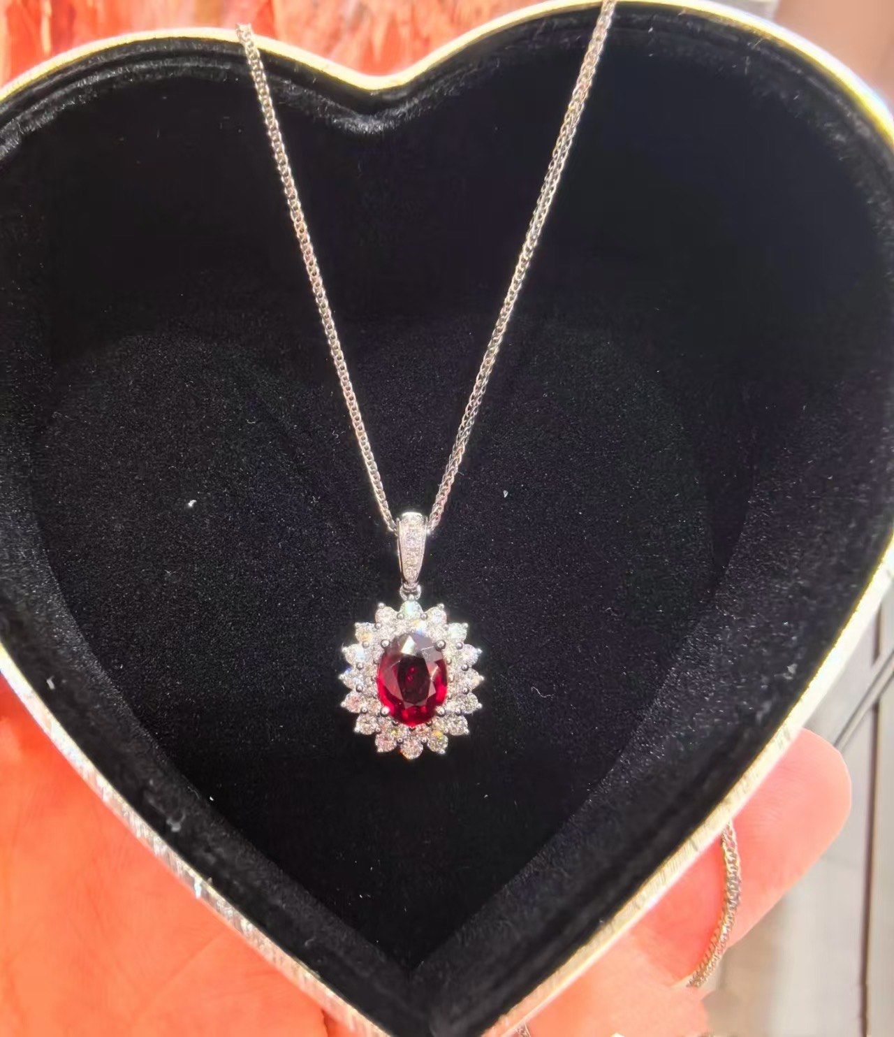 红宝吊坠