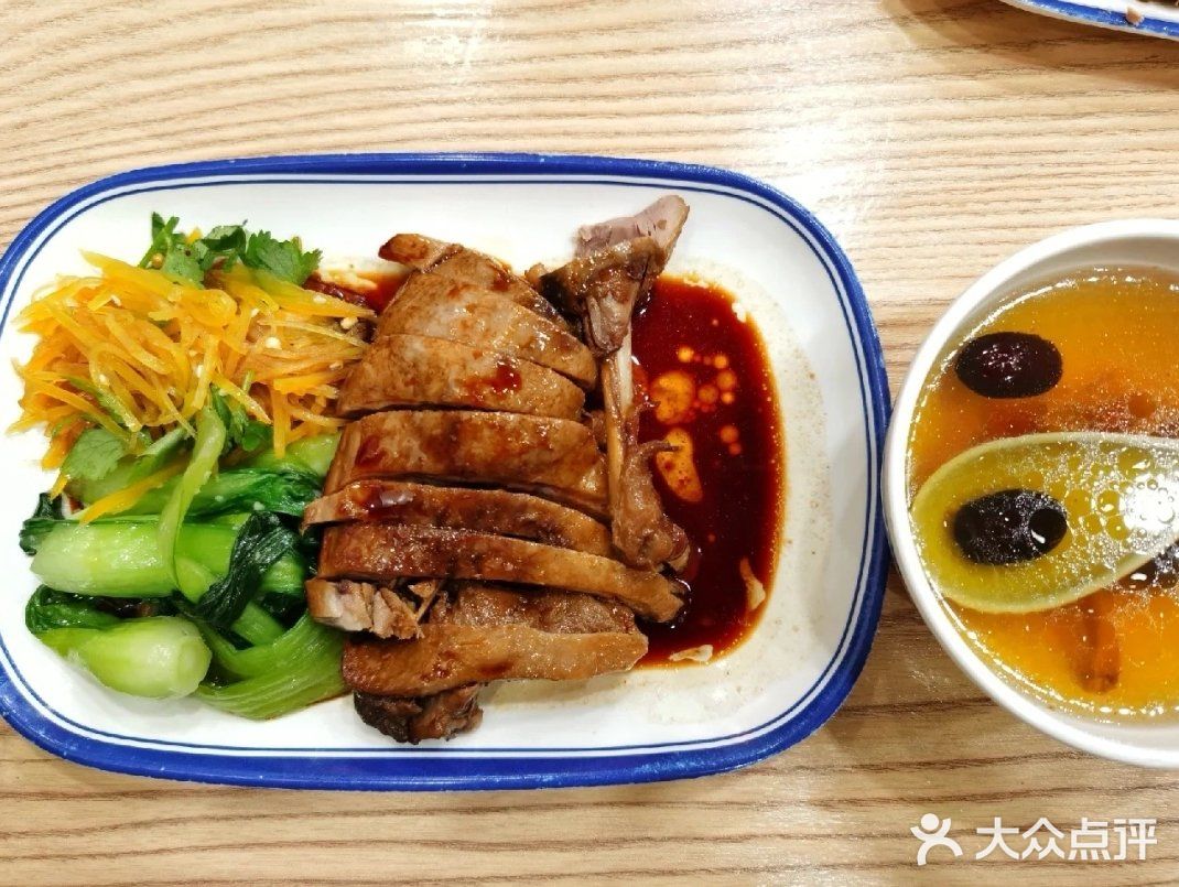 踩雷：除了菜品配色好看外，跟好吃完全无关，不会二刷